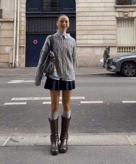 Winter Italian Fashion, Paris Style 2024, Shorts And Tights Outfit Winter, Biker Boots Outfit Fall, Cold Spring Outfits 2024, Knee Skirt Outfits, Paris Street Wear, Victoria Paris Outfits, Biker Boots Outfit Winter