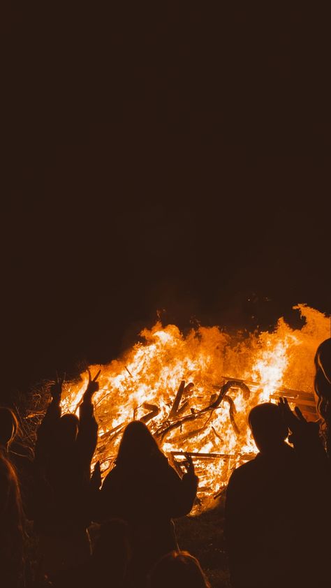 Fire Night Aesthetic, West Ashby, Friends Bonfire, Complex Aesthetic, Fire Night, Bonfire Party, Bonfire Night, Fun Friends, Aesthetic Travel