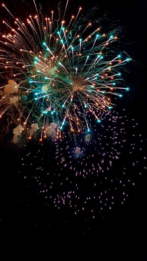 Sky Crackers, Firework Aesthetic, Fireworks Aesthetic, Beautiful Fireworks, Diwali Fireworks, Diwali Crackers, Diwali Wallpaper, Diwali Photography, Fireworks Photo