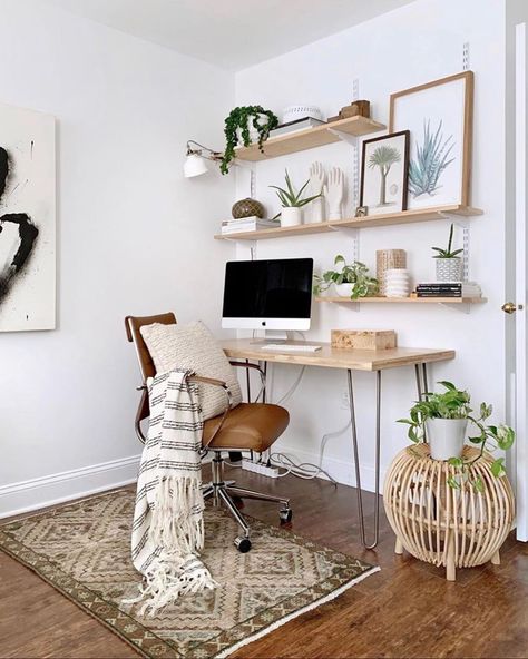 EASTWOODS 🌳|❤4 interiors on Instagram: “What a perfect workspace in a house! I ❤️ it so much! Would you like to have home office like this? Please comment bellow 👇👇👇 • • 🛍 Looking…” Boho Office Space Workspaces, Cozy Desk Setup, Guest Bedroom Home Office, Guest Bedroom/office, Boho Office, Cozy Desk, Cozy Home Office, Almost Friday, Office Nook