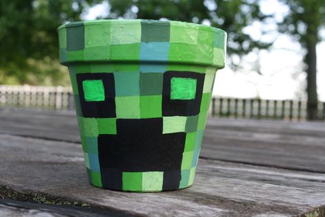 Clay pot with hand painted Creeper from Minecraft. Eyes also glow in the dark~! Minecraft Eyes, Minecraft Decor, Painting Minecraft, Painting Shoes, Pots Diy, Clay Pot Projects, Plant Pot Design, Outdoor Fun For Kids, Creeper Minecraft