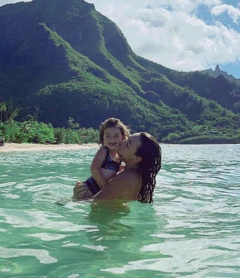 Mom And Daughter Pics Aesthetic, Mom And Baby Beach Aesthetic, Mother Daughter Astethic, Young Mum Aesthetic, Mum And Daughter Aesthetic, Girl Mom Aesthetic, Mother And Daughter Goals, Mom And Daughter Aesthetic, Mother Daughter Aesthetic