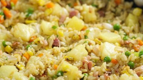 Once the ingredients are prepared, this delicious pineapple fried rice is made in no time. You can use fresh or canned pineapple. Brown Rice Recipes Healthy, Pork Fried Rice Recipe, Pineapple Fried Rice Recipe, Healthy Brown Rice, Ham Fried Rice, Pineapple Fried Rice, Pork Fried Rice, Arroz Frito, Brown Rice Recipes