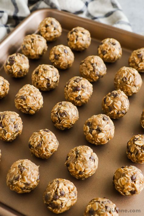 Peanut butter oat balls are made with just 4 ingredients, they're no bake, and one of the easiest snacks you'll ever make! Peanut Butter Lactation Balls, Granola Energy Balls, Granola Balls No Bake, Oat Protein Balls, Oat Balls, Peanut Butter Oatmeal Balls, Oatmeal Balls, Pumpkin Seed Butter, Peanut Butter Balls Recipe