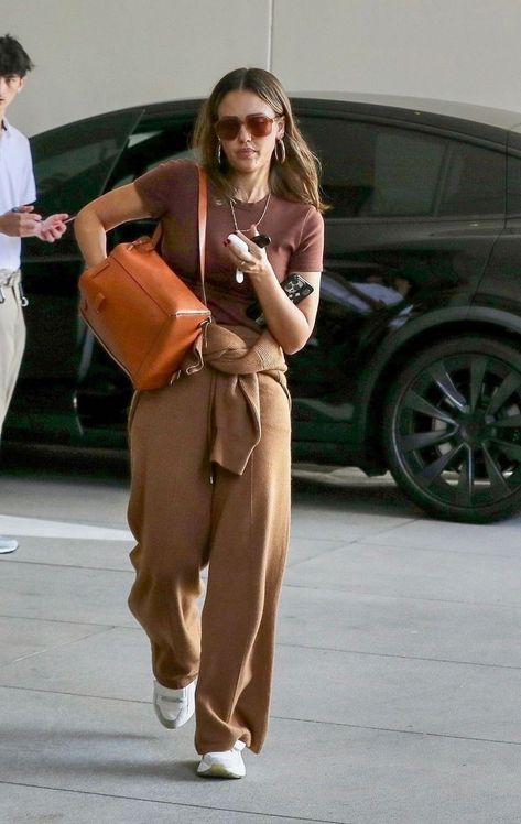 Casual Chic Airport Outfit, Jessica Alba Street Style 2023, Jessica Alba Street Style 2024, Jessica Alba 2023, Jessica Alba Street Style, Jessica Alba Outfit, Body Essence, Simple Work Outfits, Jessica Alba Style