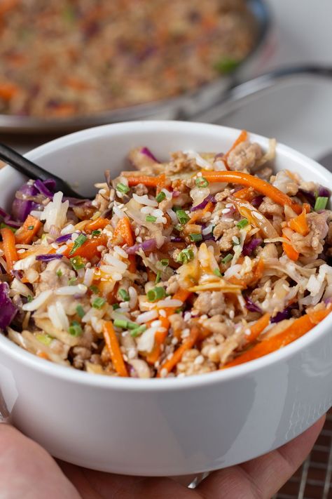 Healthy Egg Roll in a Bowl Healthy Egg Roll, Healthy Egg Rolls, Vegetarian Egg Rolls, Protein Veggies, Whole30 Dinner, Vegan Coleslaw, Eggroll In A Bowl, High Protein Dinner, Egg Roll In A Bowl