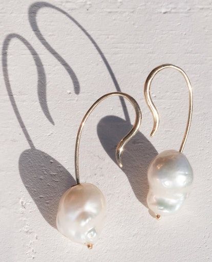 8 Summer Jewelry Trends That Will Make WFH Feel A Little Bit Fancier Empress Earrings, Silver Pearl Drop Earrings, Makey Makey, Summer Jewelry Trends, Space Jewelry, Trending Necklaces, Baroque Pearl Earrings, Bridal Earrings Pearl, Summer Necklace