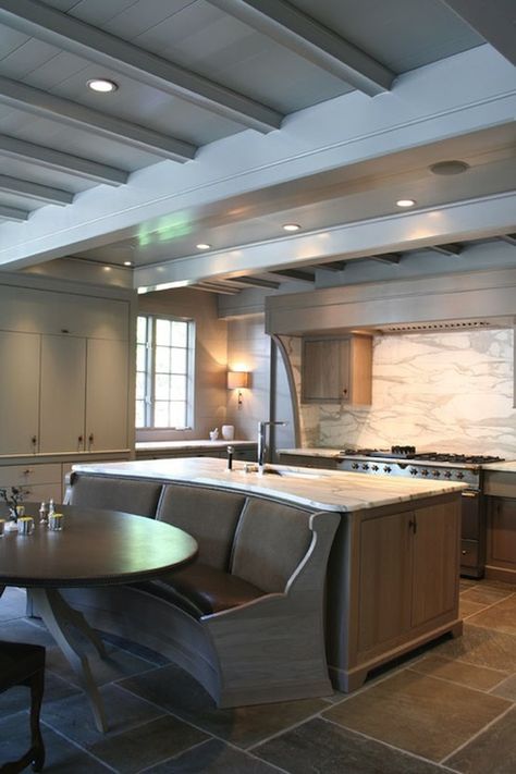 banquette Ruard Veltman, Kitchen Booths, Best Kitchen Design, Kitchen Banquette, Kitchen Island With Seating, Classic Kitchen, Home Luxury, Island With Seating, Custom Kitchens