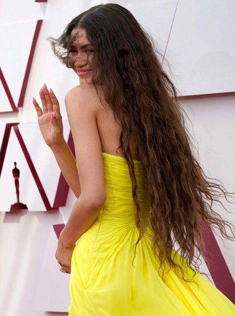 Estilo Zendaya, Long Hair Trends, Zendaya Style, Valentino Dress, Zendaya Coleman, Long Hair With Bangs, Long Wavy Hair, Halle Berry, Popular Hairstyles