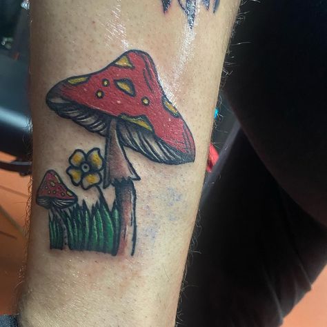 Shroom Tattoo, Mushroom Tattoo Ideas, Mushroom Tattoo, Traditional Tattoo Flowers, Clover Tattoos, Mushroom Tattoos, Full Body Tattoo, Knee Tattoo, Tattoo Parlors