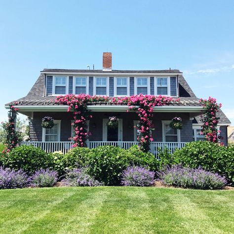 Modern Beach Cottage, Carly The Prepster, Nantucket Style Homes, Nantucket House, Beach Chic Decor, England Houses, New England Beach, Nantucket Cottage, New England Beach House