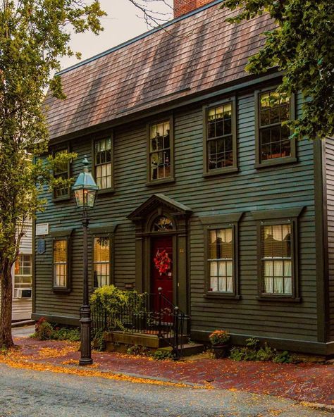 Old New England Homes Exterior, New England Architecture, New England Colonial House Exterior, New England House Exterior, Rhode Island Fall, New England Colonial House, Rhode Island Aesthetic, Rhode Island Photography, Old New England Homes