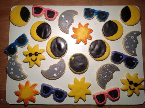 2017 Solar eclipse decorated cookies Eclipse Meals, Eclipse Cookies Royal Icing, Eclipse Sugar Cookies, Solar Eclipse Cookie Ideas, Sun And Moon Cookies, Solar Eclipse Oreo Cookies, Solar Eclipse Party Decorations, Eclipse Party Decorations, Eclipse Cookies Decorated