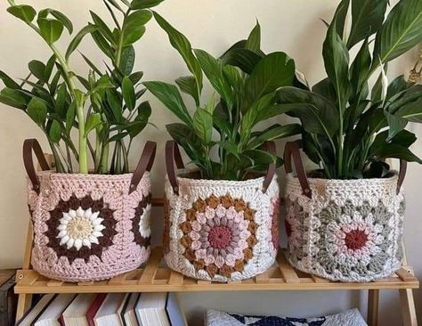 Knit Planter Cover, Granny Square Plant Holder, Crochet Flowerpot Cover, Crochet Plant Cover, Crochet Plant Pot Cover Free Pattern, Crochet Pot Cover, Plant Pot Crochet, Crochet Planters, Crochet Plant Pot Cover