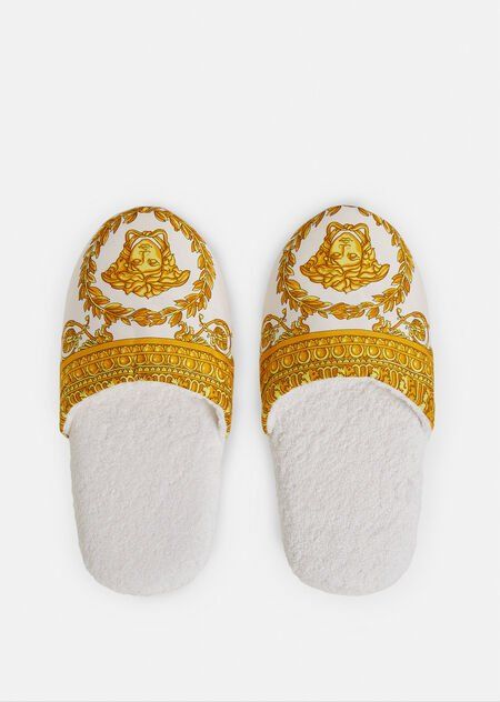 Slippers Luxurious Outfits, Linen Slippers, Versace Shorts, Versace Pink, Versace Style, Best Slippers, Gold Bedroom, Bedroom Slippers, Versace Home