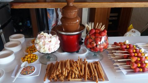 FUENTES DE CHOCOLATE | Alquiler de Inflables en Cali Chocolate Fountain Bar, Chocolate Fondue Fountain, Fondue Fountain, Fruit Platter Designs, Fondue Party, Candy Bar Wedding, Cinderella Cake, 21st Party, Adventure Seeker