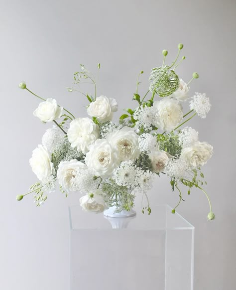 White Flower Arrangements, Modern Centerpieces, White Centerpiece, Flower Installation, Start A Fire, White Vase, White Wedding Flowers, Flower Therapy, Vase Arrangements