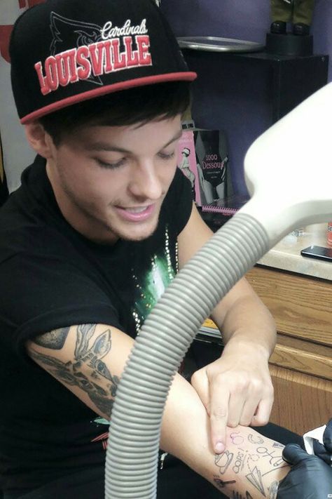 Lou ❤️ Louis Tomlinson Boyfriend Material, Louis Tomlinson 2013, Louis Tomlinson Boyfriend, On His Knees, Ocean Blue Eyes, Getting A Tattoo, Louis Williams, Living Legends, Larry Stylinson