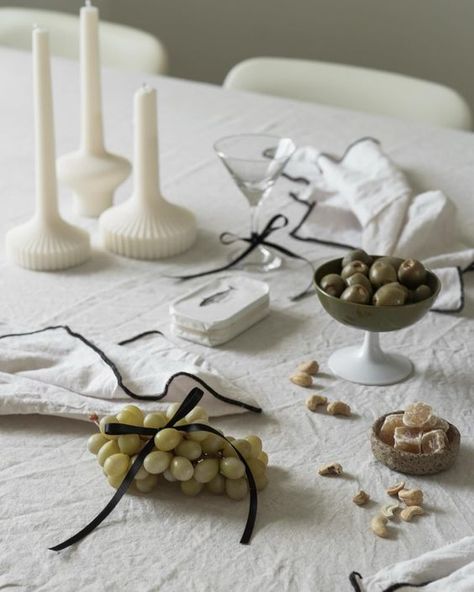 Holiday Table Setting Inspiration: Tied Up in a Bow Setting Inspiration, Xmas Dinner, Table Setting Inspiration, Digital Publication, Holiday Table Settings, Birthday Table, Food Table, Wedding Bows, Modern Times