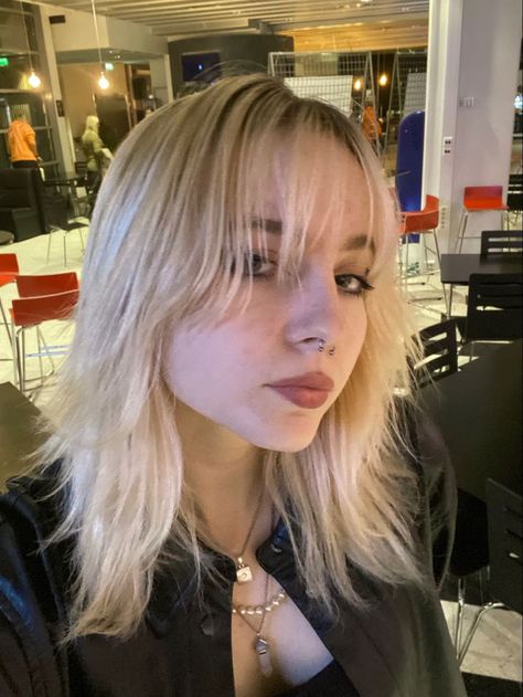 Grunge Chic Wolf Haircut On Straight Hair, Layers Short Hair Straight, Grunge Hair Straight, Half Short Half Long Haircut, Wolf Cut With Straight Hair, Split Dye Aesthetic, Billie Eilish Wolf Cut, Blond Wolf Cut, Wolf Cut Hair Straight