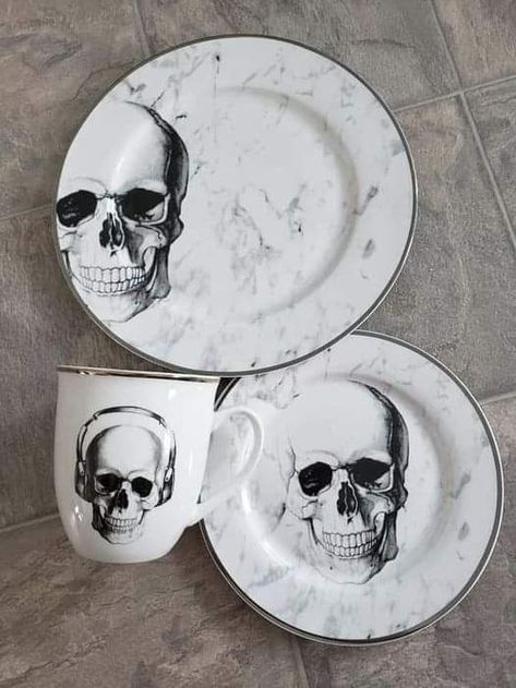 Skull Kitchen Theme, Skull Themed Bedroom, Picnic Table Makeover, Goth Kitchen, Gothic Kitchen, Weird Furniture, Dragon Stuff, Halloween Entertaining, Dark House