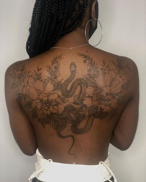 Dr Tattoo, Beautiful Back Tattoos, Dark Skin Tattoo, Tattoo Snake, Hip Thigh Tattoos, Girl Back Tattoos, Black Girls With Tattoos, Spine Tattoos For Women, Geniale Tattoos