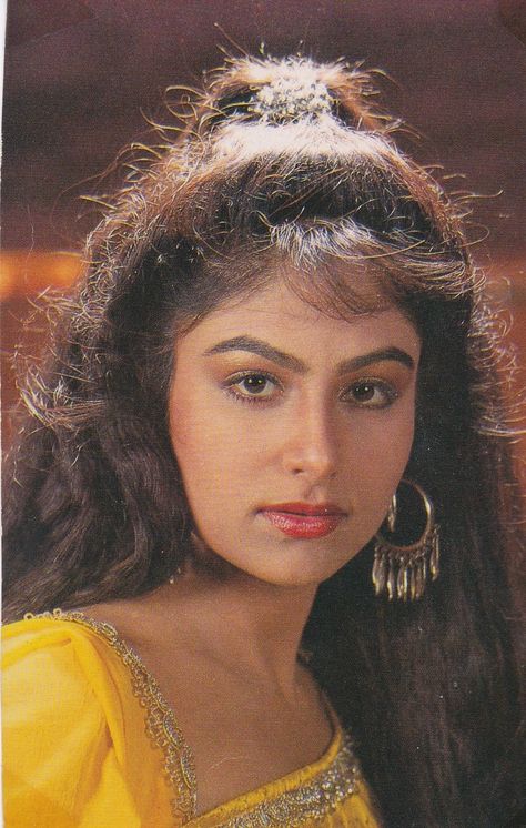 Ayesha Jhulka, 90s Bollywood Actress, Kareena Kapoor Pics, Juhi Chawla, Bollywood Posters, 90s Bollywood, Bollywood Stars, Actress Photos, Bollywood Actress