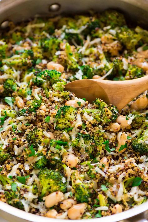 One Pan Cheesy Broccoli Quinoa Skillet with Parmesan and White Beans. An easy and filling vegetarian recipe that's great for quick dinners and healthy meal prep lunches. #vegetarian #glutenfree #healthy Broccoli White Bean, Pan Broccoli, Quinoa Skillet, Whole30 Chicken Salad, Broccoli Quinoa, Quick Vegetarian Dinner, Vegetarian Recipes Dinner Healthy, Healthy Vegetarian Dinner, Cheesy Broccoli