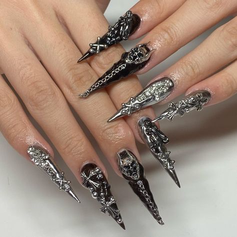 cyber goth nails ⛓️♠️ - inspo: @nailedbyyans | Instagram Victorian Goth Nails, Nail Piercing Acrylic, Paint Nails Ideas, Uwu Nails, Romantic Goth Nails, Goth Manicure, Creepy Nails, Black And Silver Nails, Apres Nails