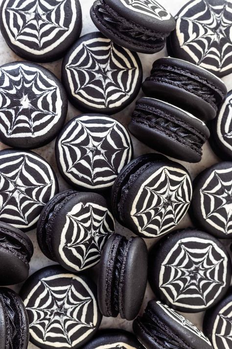 Easy Baking Recipes Halloween, Fall And Halloween Desserts, Gothic Baked Goods, Halloween Macarons Recipes, Halloween Macaron Ideas, Elegant Halloween Desserts, Halloween Baking And Party Food, Black Halloween Food, Spooky Pastries