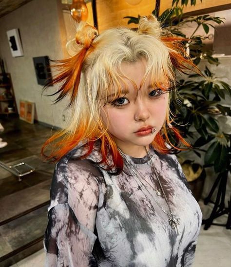 #2000schunkyhighlights #sunkissedhairbrunette #edgesideas #裾カラーボブ #promhairstyles Fox Hair Dye, Κούρεμα Bob, Easy Bun Hairstyles, Dyed Hair Inspiration, Fishtail Braid, Punk Hair, Short Hair Tutorial, Trendy Hair Color, Sleek Hairstyles