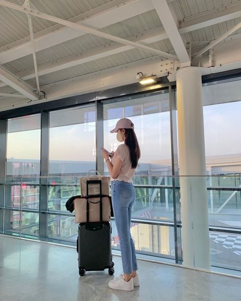 Outfit Bandara, Comfortable Airport Outfit, Korea Wallpaper, In Airport, Celebrity Casual Outfits, Fashion Terms, Fashion Corner, Korean Casual Outfits, Travel Wallpaper