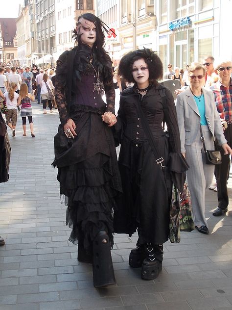 Damn. Look at them platforms Kingdom Hall, Androgynous Outfits, Vampire Goth, Romantic Goth, Goth Jewelry, Goth Dress, New Rock, Alt Fashion, Grunge Goth