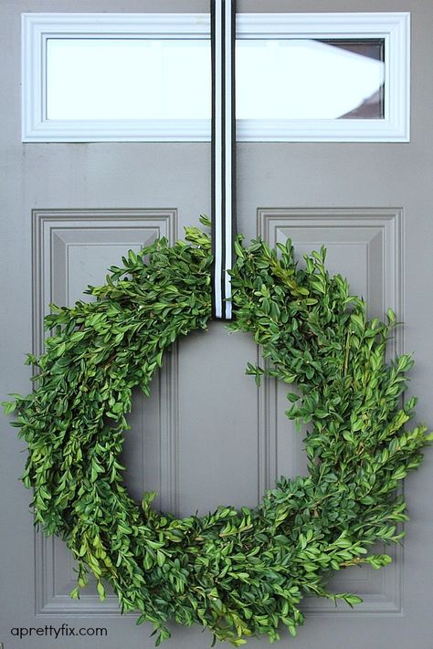 No glue or floral wire is required to make this chic and modern boxwood wreath. Modern Wreath Christmas, Making Wreaths, Winter Wreath Diy, Chirstmas Decor, Moss Wreath, Easy Diy Wreaths, Modern Wreath, Crafts For Teens To Make, Burlap Wreaths