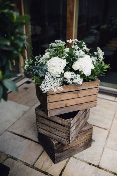 Wooden Crates Wedding, Wedding Crates, Deco Champetre, Arch Decoration Wedding, Wedding Inspiration Fall, Tropical Theme, Rustic Garden Decor, Wedding Aisle, Rustic Wedding Decor