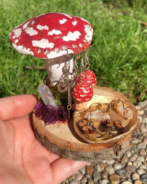 Bree ! 🦋 on Instagram: “mushroom jewelry holder 🍄🌿 a red mushroom sitting on a wood slice, surrounded by faux moss & also an angel aura point ! it can hold up to…” Clay Mushroom Ideas, Mushroom Earring Holder, Cute Ceramic Jewelry Holder, Clay Earring Holder Mushroom, Mushroom Jewelry Holder, Clay Ring Dish Mushroom, Mushroom Earing Holder Clay, Jewelry Tray Clay Mushroom, Mushroom Airdry Clay