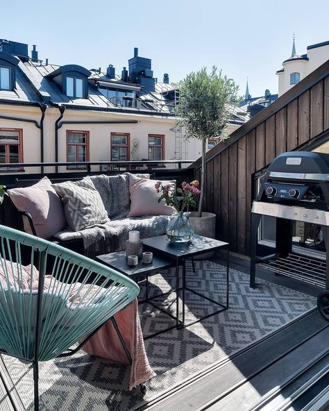 #scandinaviandesign #attic #balcony #outdoor #summer #sunny #balcon #grill #mansarda Attic Balcony, Roof Top Deck, Apartment Rooftop, Tree House Interior, Balcon Mic, Roof Terrace Design, Terrasse Design, Balkon Decor, Bright Furniture