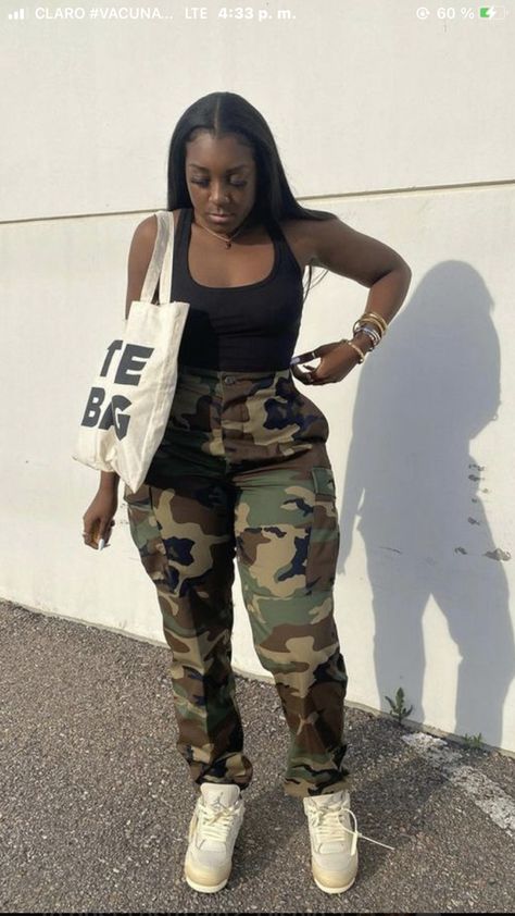 Camouflage Pants Outfits Black Women, Cami Cargo Pants Outfit, Cami Pants Outfits, Khaki Cargo Pants Outfit Black Women, Olive Cargo Pants Outfit, Chilling Outfits, Cargo Pants Outfit Black, Girls Cargo Pants, Streetwear 2023