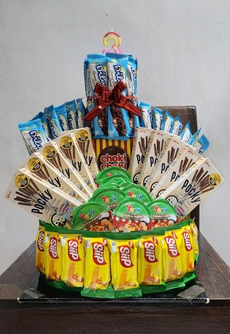 Kado Snack, Snack Buket, Bucket Balon, Snack Tower, Gift Snack, Cake Bouquet, Diy Bouquet Wrap, Diy Snacks, Birthday Hampers