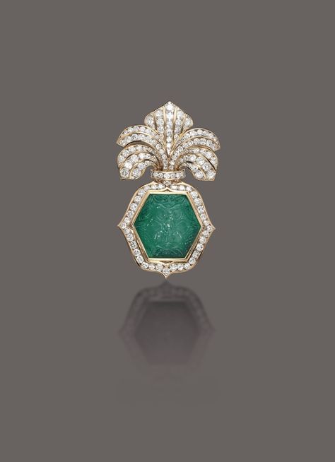 REPOSSI. AN EMERALD AND DIAMOND BROOCH, centering upon an hexagonal-shaped carved emerald in a brilliant-cut diamond surround and palmette surmount, mounted in gold, 8.0 cm Signed REPOSSI. #Repossi #AlbertoRepossi #FineJewelry #ColoredGemstones #Diamond Diamond Brooch For Men, Carved Stone Jewelry, Victorian Jewelry Necklace, Unique Diamond Earrings, Carved Emerald, Fine Pearl Jewelry, Men's Brooch, Antique Necklaces Design, Jewellery Design Sketches