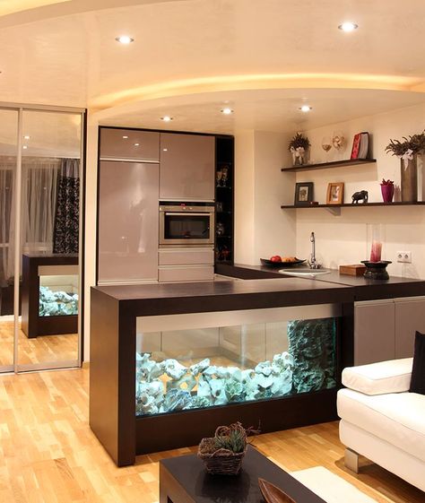 An aquarium in the kitchen! Fancy. Kitchen With Aquarium, Aquarium In Kitchen, Aquariums In Homes, Home Aquarium Living Rooms, Aquarium In House, In Home Aquarium, Kitchen Aquarium, Aquarium Kitchen, Aquarium For Home