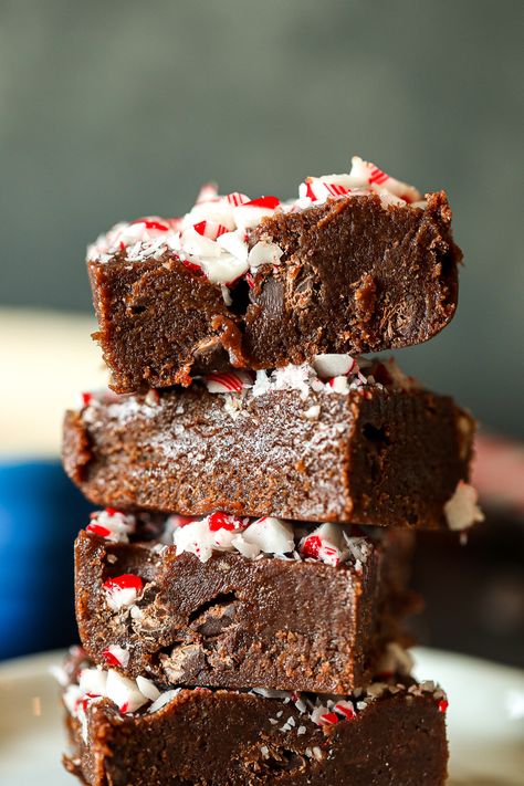 This Chocolate Peppermint Freezer Fudge comes together easily in the food processor then sets in the freezer for a paleo take on fudge! Christmas Brownie Recipes, Candy Cane Brownies, Peppermint Brownies Recipe, Christmas Brownie, Peppermint Fudge, Resep Brownies, Dark Chocolate Candy, Peppermint Brownies, Vegan Candies