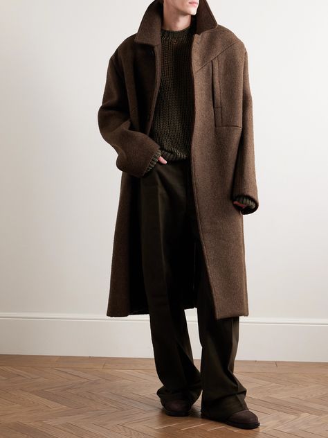 Rick Owens designed this coat with Bonotto, the fourth-generation Italian textile mill renowned for its custom fabrics and traditional craft techniques. Defined by directional seams, it's made from insulating Melton wool, woven on a 1950s Japanese loom, and cut in the label's oversized 'jumbo' fit for easy layering. Raglan Coat Men, Men’s Fall Fashion 2024 Business Casual, Male Coat, Textile Mill, Wool Fashion, Custom Fabrics, Mens Wool Coats, Coat For Men, Craft Techniques