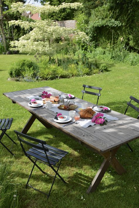 guest and house La maison et l'atelier breakfast in the garden French Country Kitchen Table, Pine Kitchen Table, Country Kitchen Table, Patio Layout Design, Country Kitchen Accessories, Country Kitchen Tables, My French Country Home, Pine Kitchen, Garden Picnic