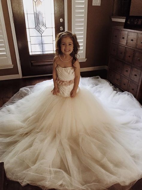 Daughter in mother's wedding dress! Perfect picture to display for her bridal shower! Daughter In Mother's Wedding Dress, Daughter In Wedding Dress, Daughter In Moms Wedding Dress, Daughter In Wedding Dress Photo Ideas, Wedding Dress Photoshoot, Weddding Dress, Mom Wedding Dress, Bridal Pictures, Mother Wedding Dress