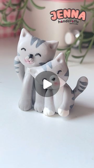 Fondant Cat Tutorial, Polymer Clay Cat, Cat Cake Topper, Paper Quilling For Beginners, Air Dry Clay Projects, Fondant Cake Toppers, Polymer Clay Ornaments, Cat Cake, Cute Polymer Clay