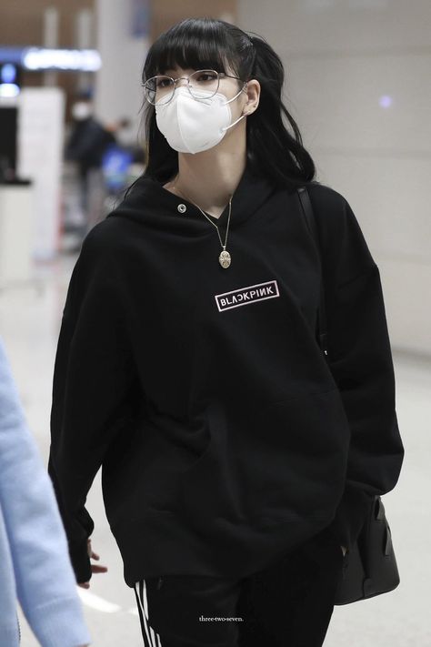 Lisa Blackpink Pictures, Lisa Hoodie, Lisa Airport, Blackpink Pictures, Oversize Outfit, Oversized Outfit, Hoodie Outfit, Blackpink Photos, Airport Style