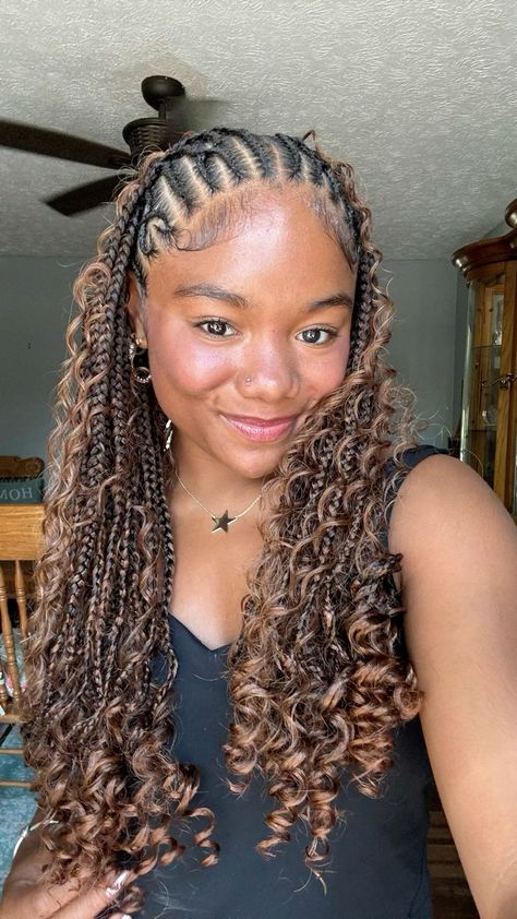 Braids For Mixed Women Natural Hair, Natural Color Box Braids, Braid Styles For Mixed Women, Box Braid Highlights, Black Hairstyles For Big Foreheads, Highlights Boho Braids, Fulani Braids Hairstyles Designs Boho, Boho Tree Braids, Knotless Box Braids With Curls At The End