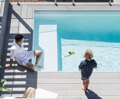 An all-white Hamptons style revamp transformed this Sydney home Kidney Shaped Pool, Glass Pool Fencing, Hamptons Style Homes, Hamptons Style Home, Backyard Gardens, Pool Landscape Design, Glass Pool, Pools Backyard, Homes To Love