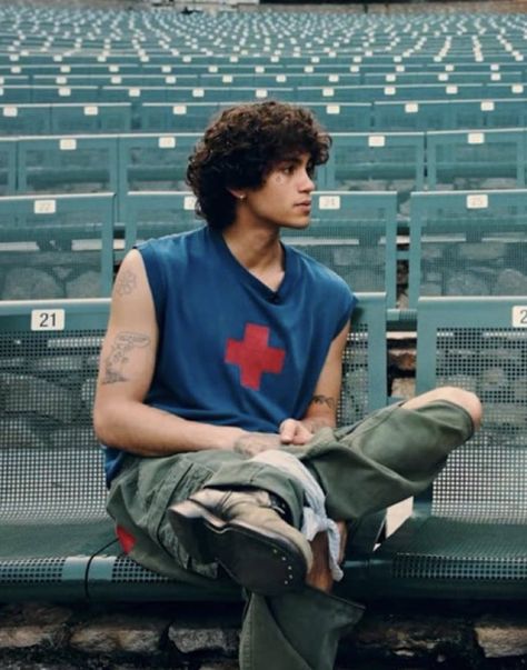 Dominic Fike Music Video, Dominic Fike Curly Hair, Dominic Fike Aesthetic, Beatiful People, Dominic Fike, Curly Hair Men, Indie Music, Celebrity Crush, Infant Tees